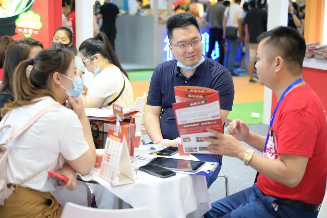 酱妈妈砂锅麻辣烫门店装修风格为什么选择温暖色调？