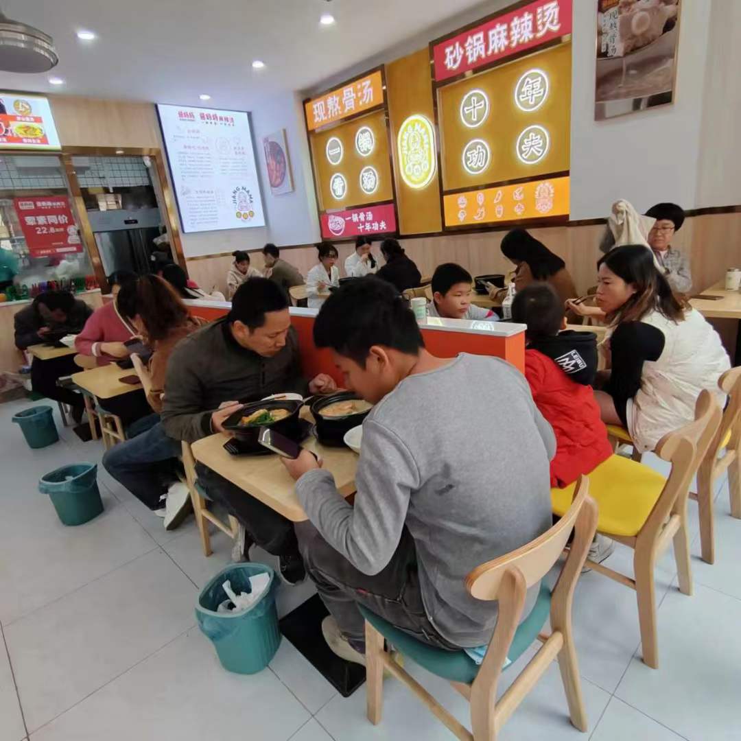 一锅酱妈妈砂锅麻辣烫，为消费者提供更多食物和情绪价值