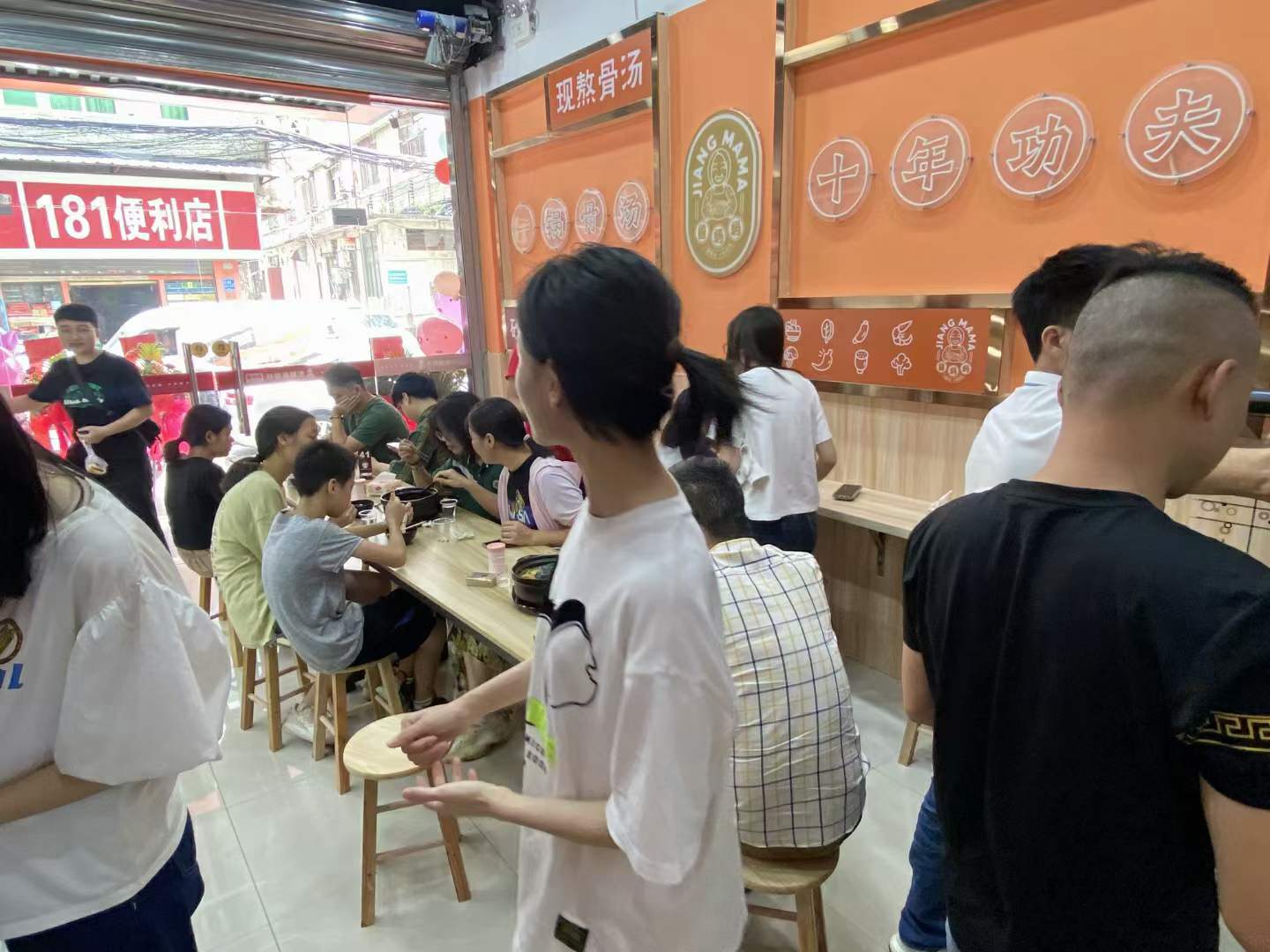 热爱麻辣烫，更爱酱妈妈砂锅麻辣烫中的“烟火气”