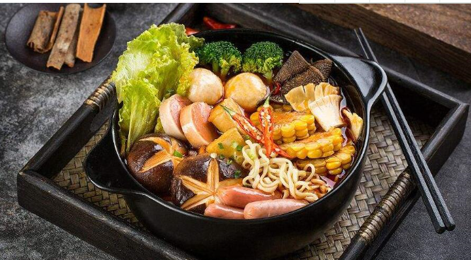 低门槛开店不用愁，酱妈妈麻辣烫更适合餐饮小白