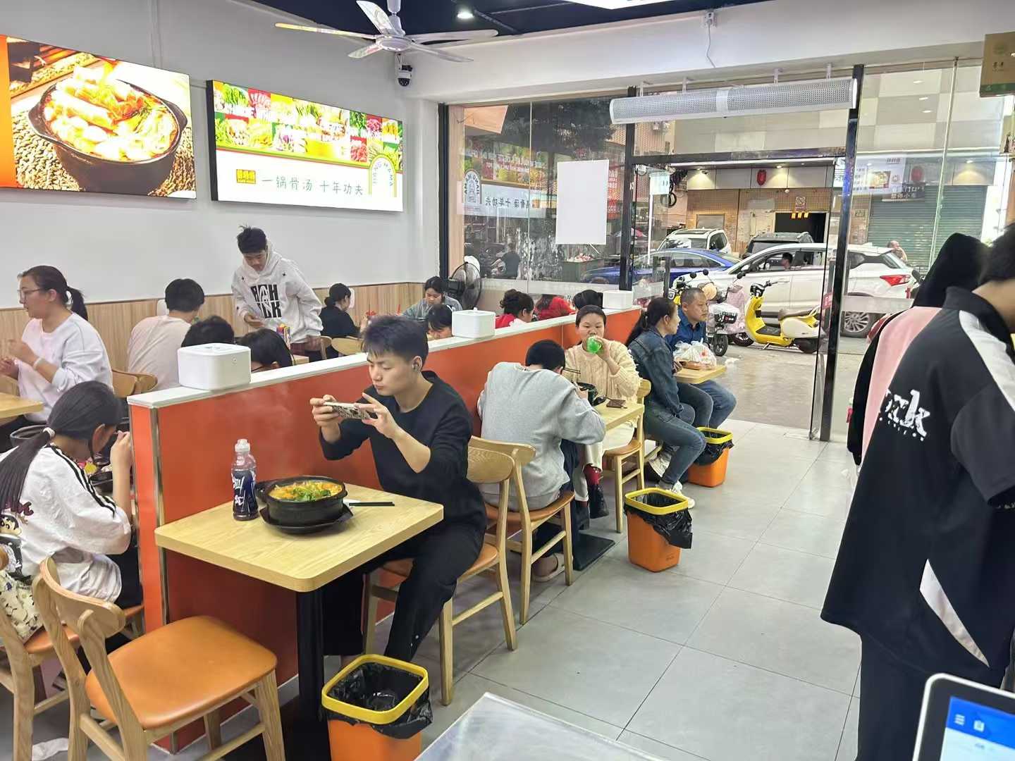 酱妈妈砂锅麻辣烫进入平稳发展阶段，2024年规模达到1,488亿元